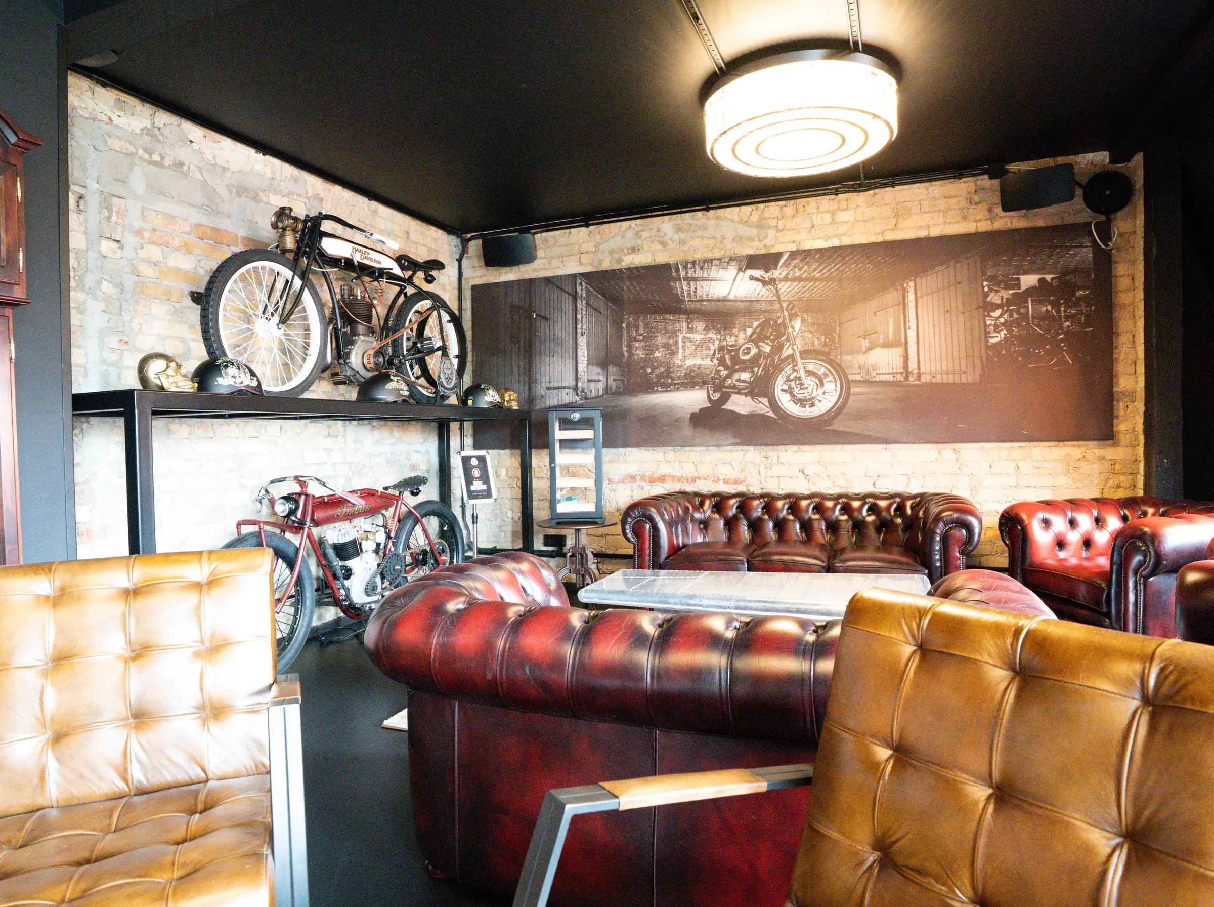 Chesterfield-Sofas in Rot und Cognac mit Standuhr im Herrenzimmer