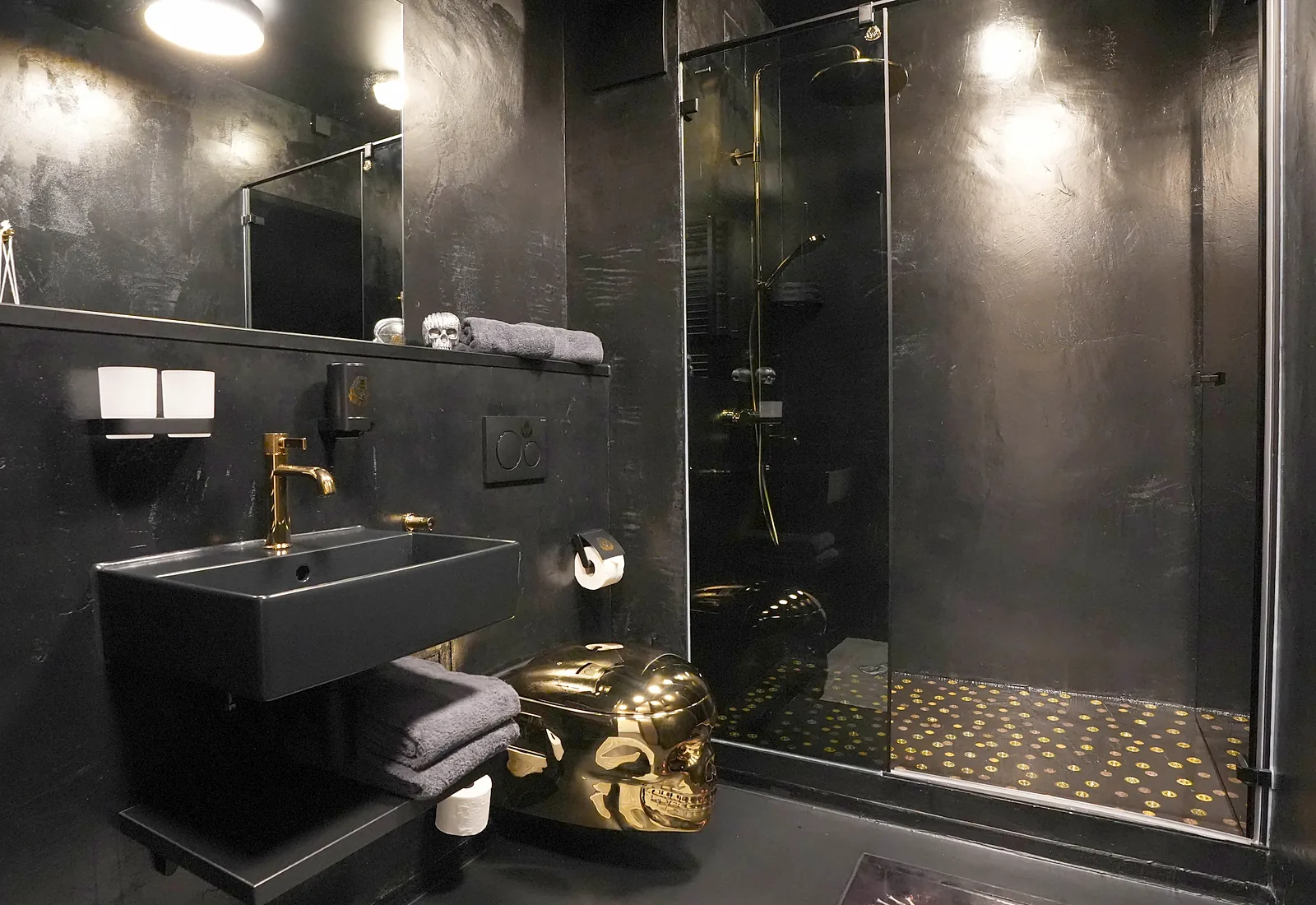 Schwarzes Bad im Zimmer Ghostrider mit Dusche und goldenen Armaturen