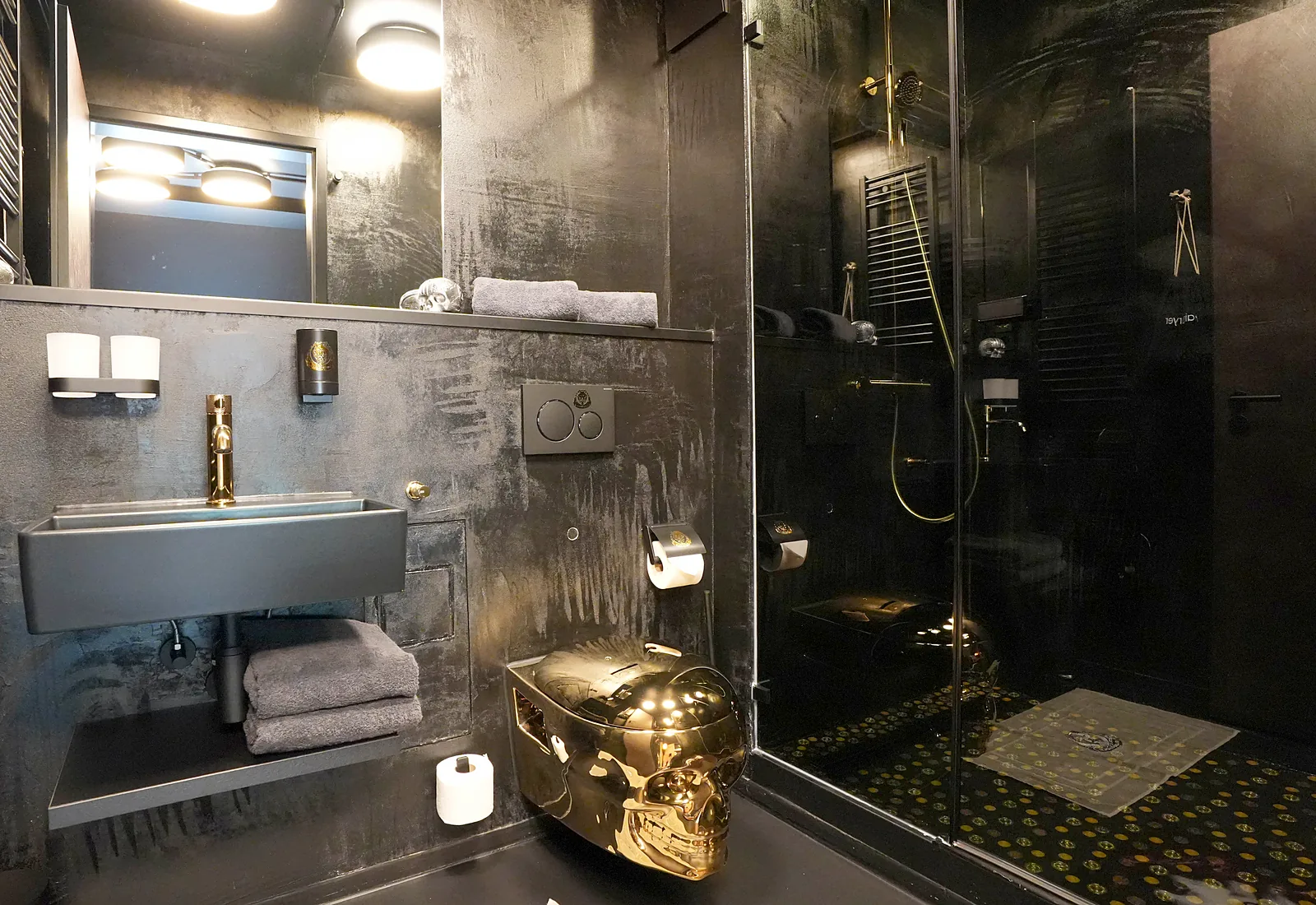 Schwarzes Bad im Zimmer Route 66 mit Dusche und goldenem Totenkopf-WC