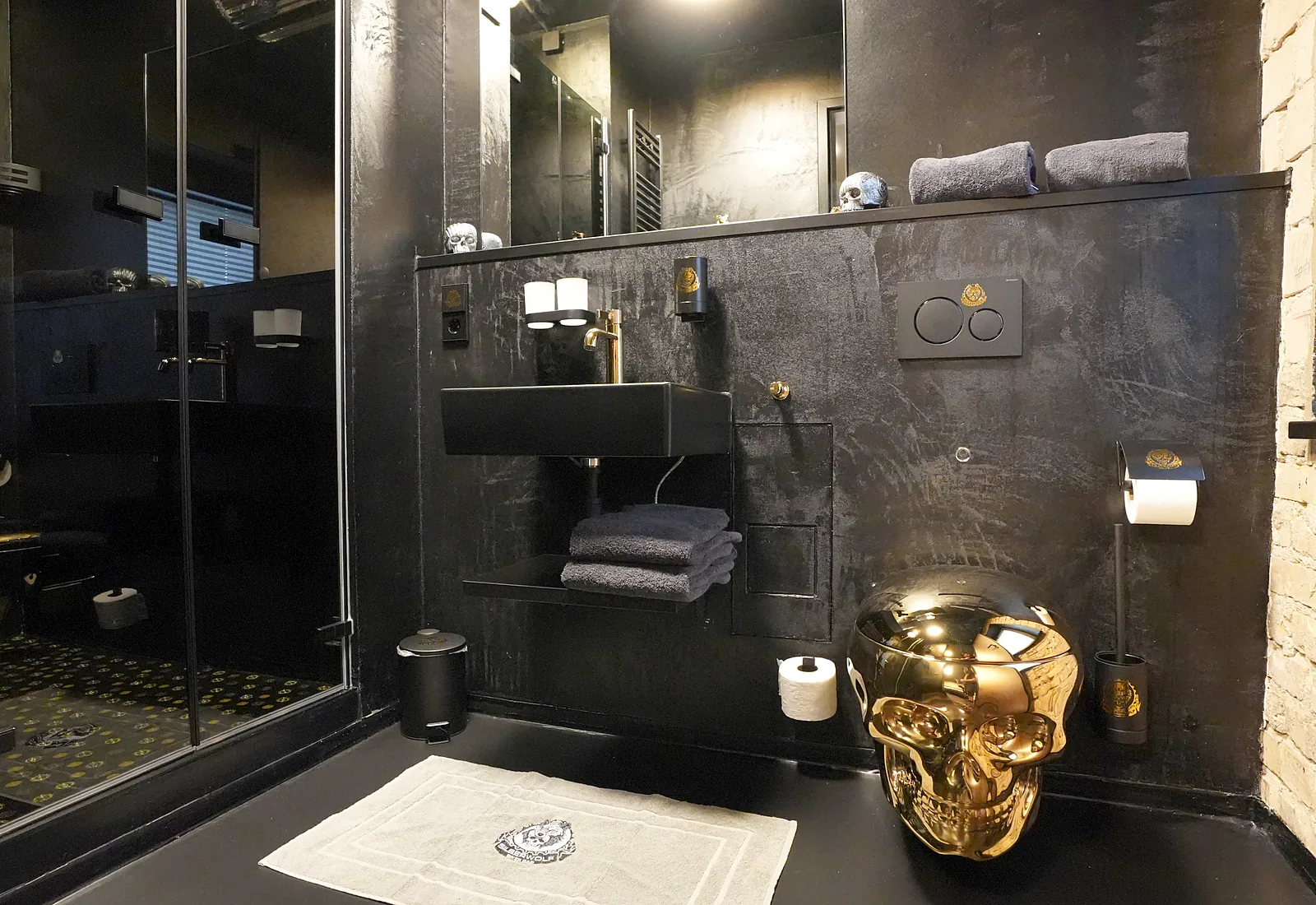 Schwarzes Bad im Zimmer Sportster mit goldenem Totenkopf-WC