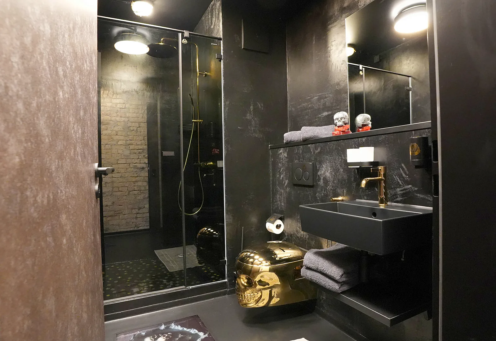 Schwarzes Bad im Zimmer Street Bob mit Dusche und goldenen Armaturen