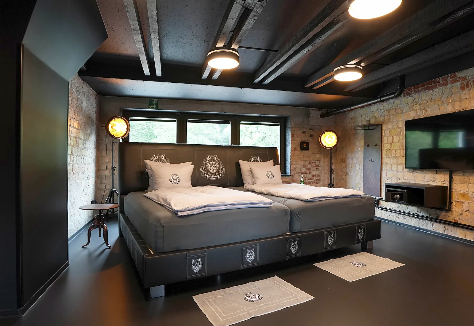 Born to be Wild suite: bed with the Silberwolf crest in the open living space