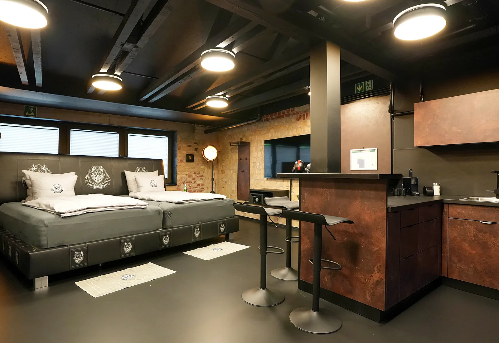 Born to be Wild suite: kitchenette and bar counter in the open living space